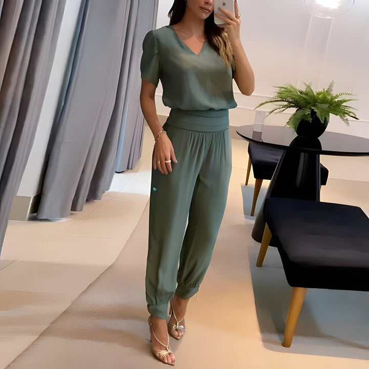 https://cdn.shopify.com/s/files/1/0868/7468/5776/files/alexandra-trendy-set-met-blouse-en-broek-763398.jpg?v=1741533001